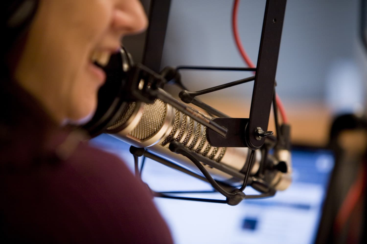 Tampa's 101.5 FM Rebrands to "The Vibe," Pivots to R&B Amid Digital Streaming Competition